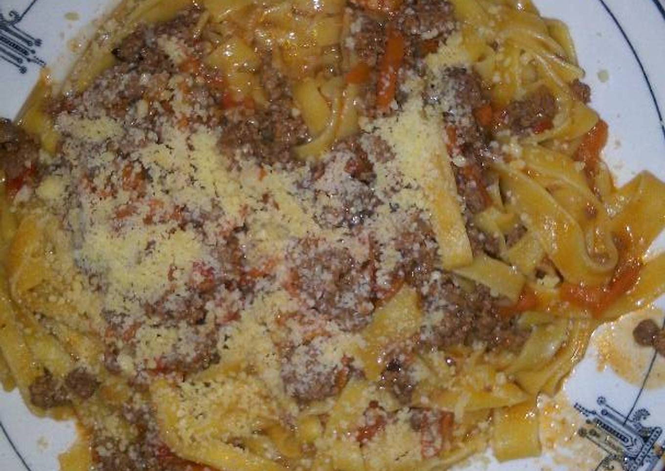 Fideos con carne picada y salsa