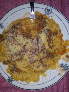 Una foto de Fideos con carne picada y salsa