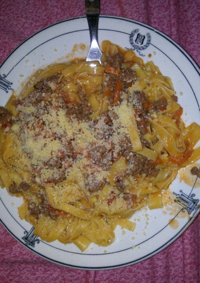 Una foto de Fideos con carne picada y salsa
