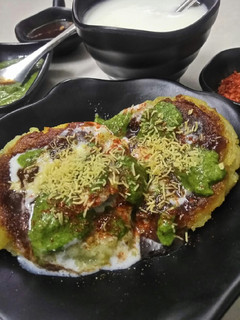 आलू टिक्की चाट (Aloo Tikki chaat recipe in Hindi) रेसिपी मुख्य फोटो