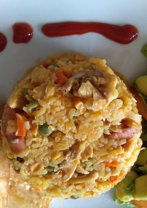 Una foto de Arroz con pollo y ensalada rápida
