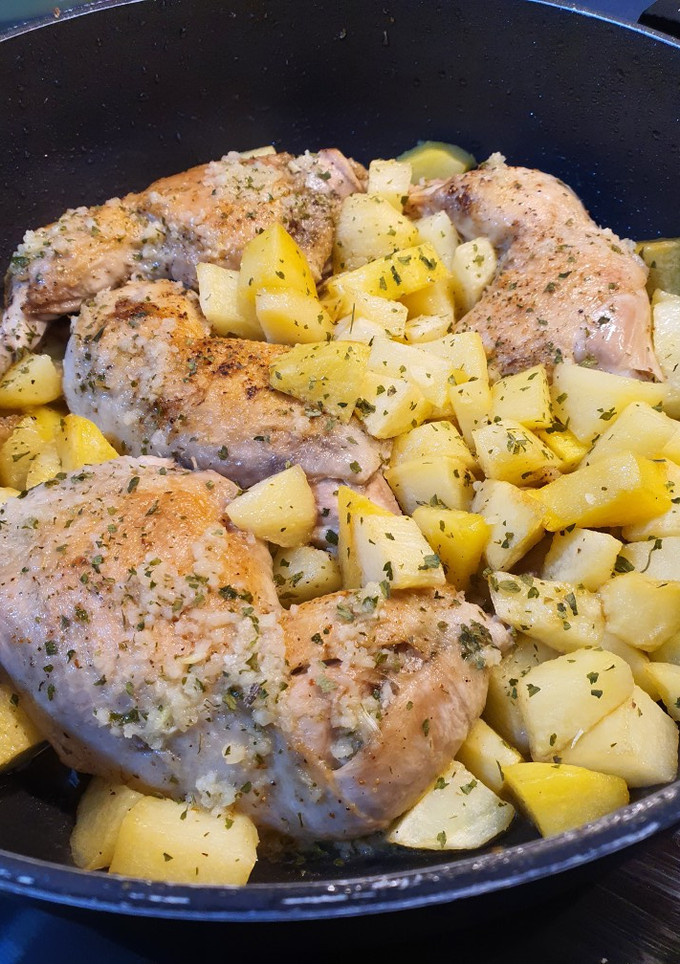Una foto de Pollo con ajo y perejil