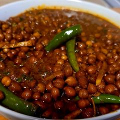 A picture of Kaala chana curry.