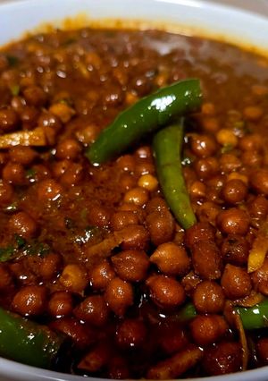 A picture of Kaala chana curry.
