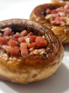 Una foto de Champiñones a la plancha con jamón (Receta de madre)