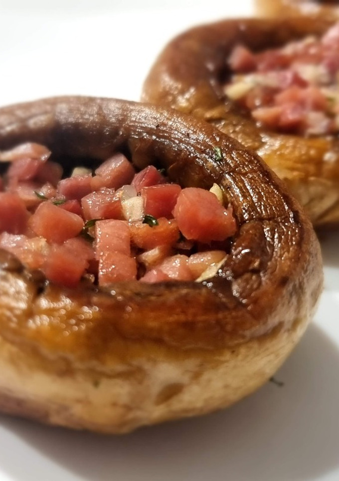Una foto de Champiñones a la plancha con jamón (Receta de madre)