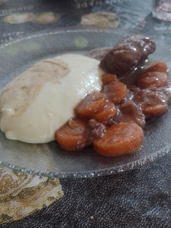 Una foto de Carne al vino con puré de papa