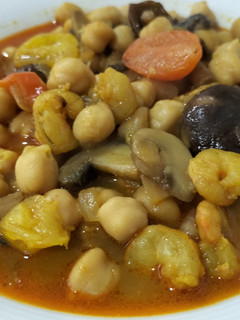 Una foto de Potaje de garbanzos con setas y gambas al curry