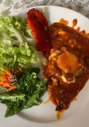 Una foto de HUEVOS EN SALSA DE TOMATE con muzzarella (fácil, nutritivo y rápido)