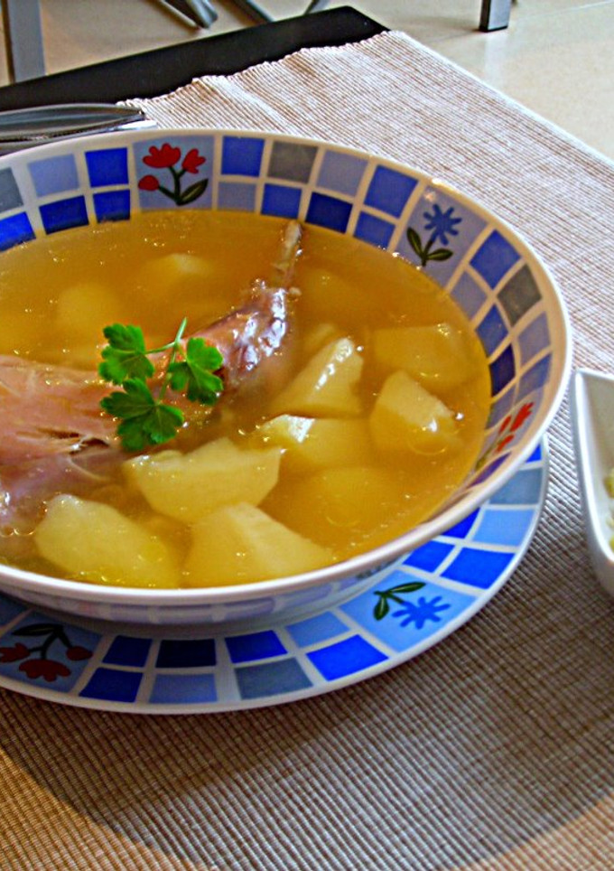 Una foto de Consomé de gallina de mi madre con patatas y ajo