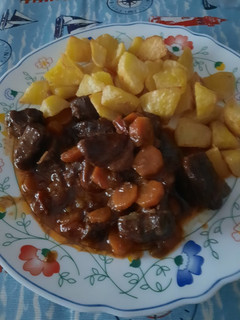 Una foto de Carrilladas de cerdo estofado con patatas