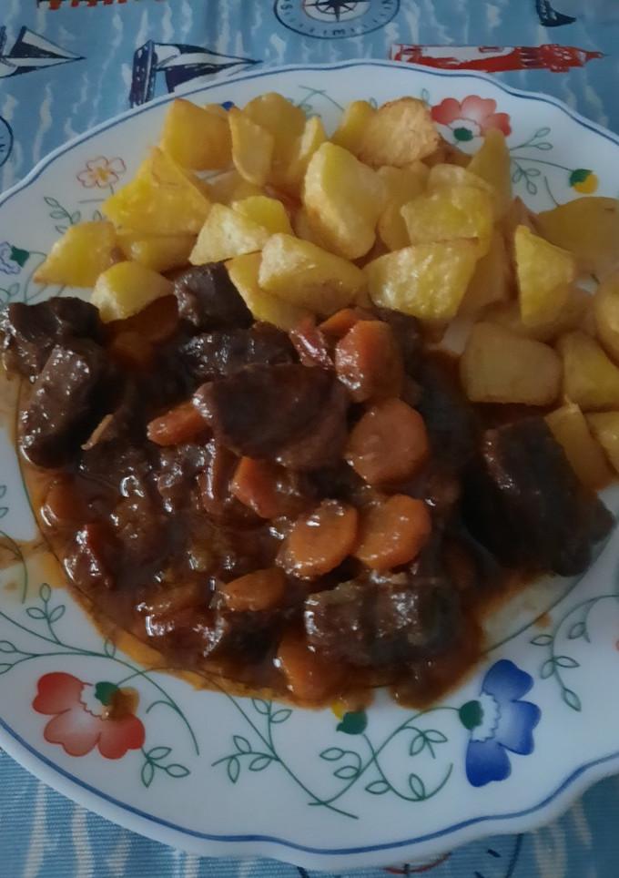 Una foto de Carrilladas de cerdo estofado con patatas