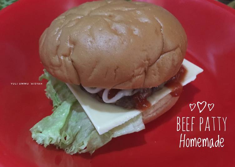 Burger dengan beef patty homemade