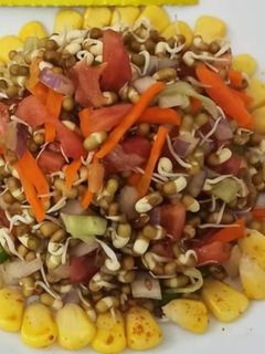 अंकुरित मूंग की चटपटी चाट (Ankurit moong ki chatpati chaat recipe in hindi) रेसिपी मुख्य फोटो