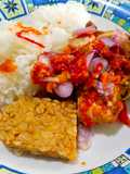 Ayam penyet bawang merah iris
