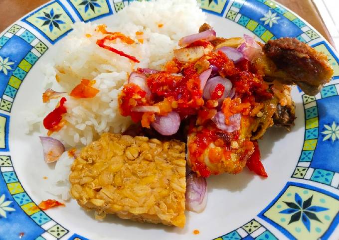 Resep Ayam Penyet Bawang Merah Iris Oleh Kiki Nomuyepo Cookpad