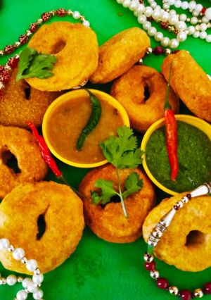सांबर मेदू बड़ा (sambar medu vada recipe in Hindi) रेसिपी मुख्य फोटो