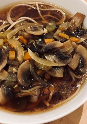 Foto di Soba in brodo di funghi e pepe bianco