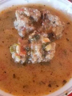 Una foto de Caldo de albóndigas (so'o apu'a)