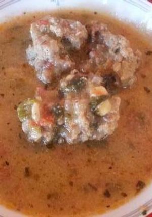 Una foto de Caldo de albóndigas (so'o apu'a)