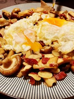 Una foto de Variado de setas al ajillo con jamón ibérico y huevo trufado