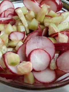 Una foto de Ensalada de rabanito con pepino
