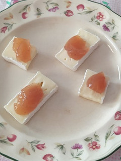 Una foto de Aperitivo de verano: queso brie con mermelada de plátano