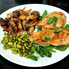 All in One Pan Red Peppered Chicken, Mushrooms+ Onion😋 A picture of All in One Pan Red Peppered Chicken, Mushrooms+ Onion😋.