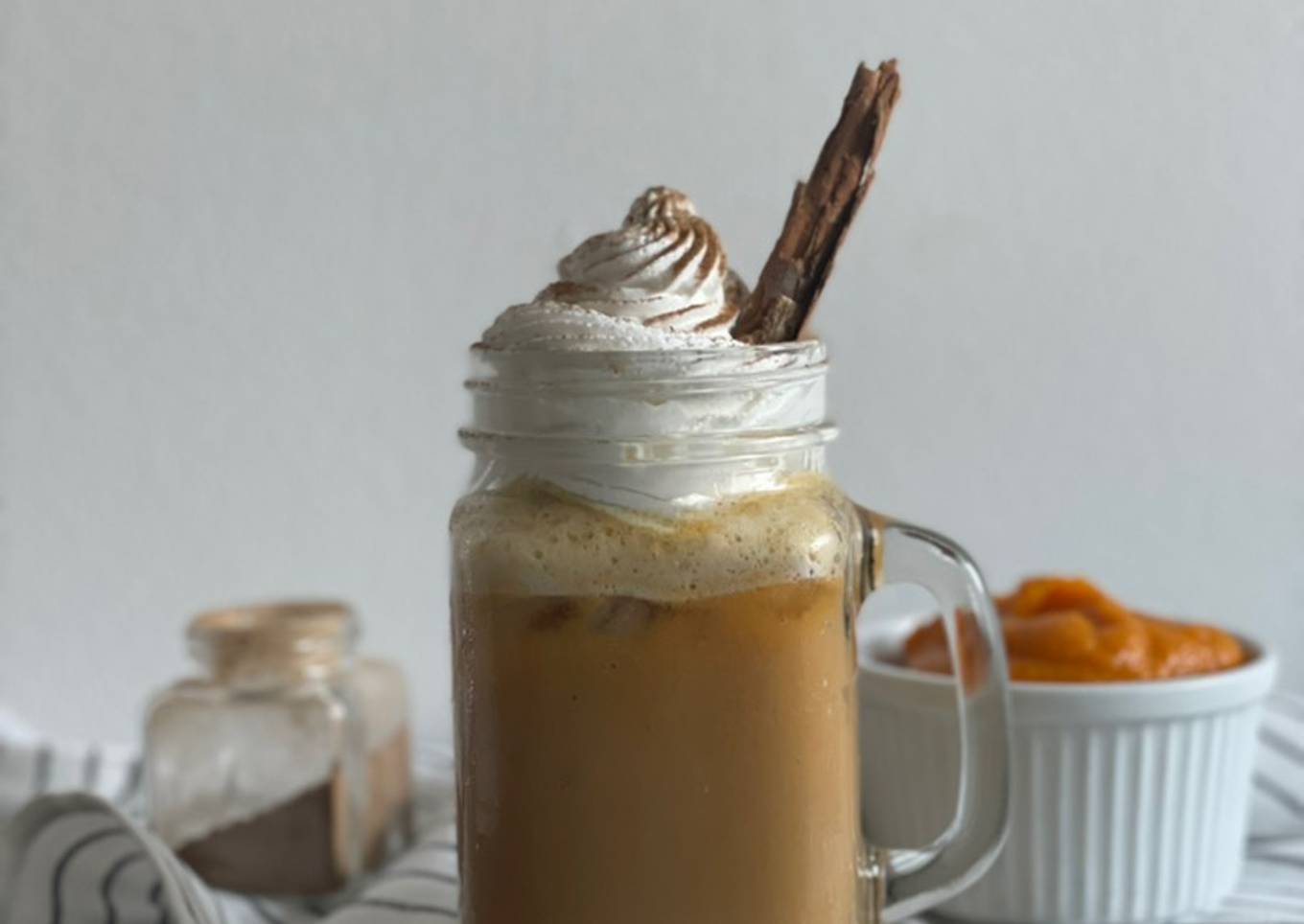 Iced pumpkin spice latte - latte de calabaza helado 🎃