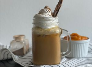 Una foto de Iced pumpkin spice latte - latte de calabaza helado 🎃