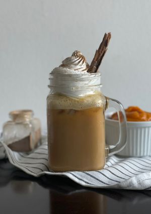 Una foto de Iced pumpkin spice latte - latte de calabaza helado 🎃