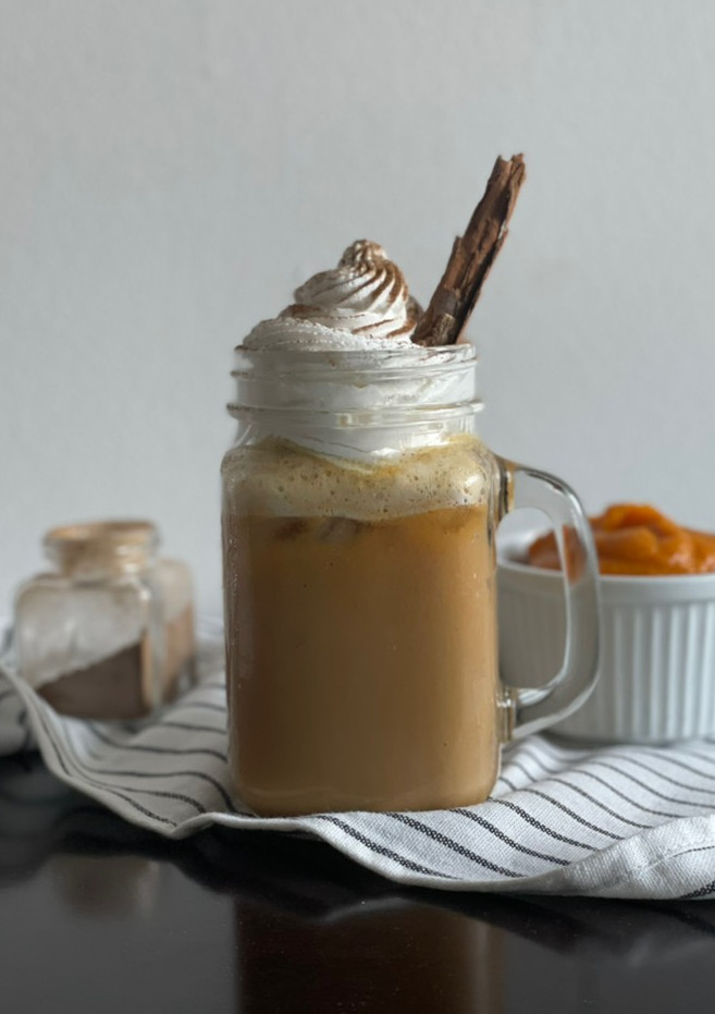 Una foto de Iced pumpkin spice latte - latte de calabaza helado 🎃
