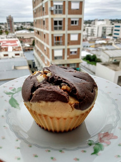 Una foto de Muffins de vainilla y cacao 🍫 con ❤️ de dulce de leche