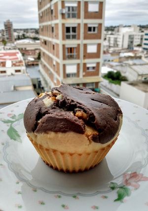 Una foto de Muffins de vainilla y cacao 🍫 con ❤️ de dulce de leche