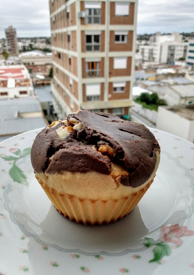 Una foto de Muffins de vainilla y cacao 🍫 con ❤️ de dulce de leche