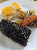 Salmón con costra de ajonjolí negro