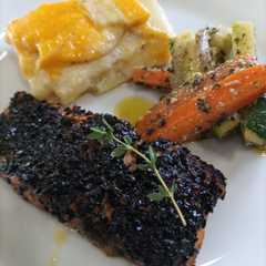 Foto principal de Salmón con costra de ajonjolí negro