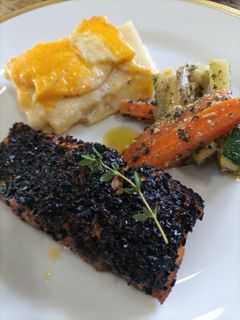 Una foto de Salmón con costra de ajonjolí negro