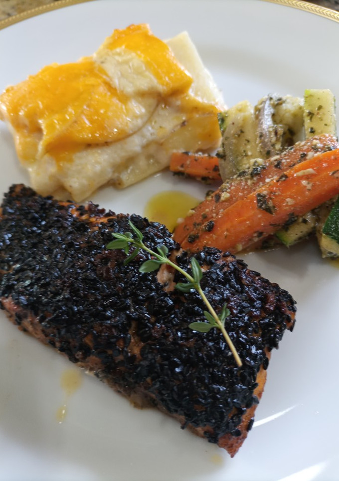 Una foto de Salmón con costra de ajonjolí negro