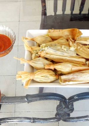 Una foto de Tamalitos de piñon y (caviar mexicano) los escamoles