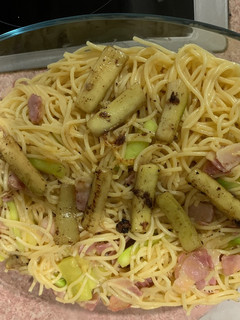 Una foto de Espaguetis carbonara con calabacín