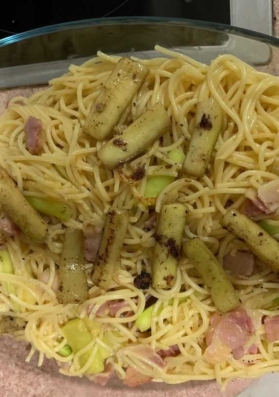 Una foto de Espaguetis carbonara con calabacín