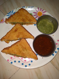 બ્રેડ પકોડા (Bread Pakoda Recipe In Gujarati) રેસીપી મુખ્ય ફોટો