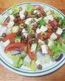 Ensalada mixta con queso y garbanzos tostados