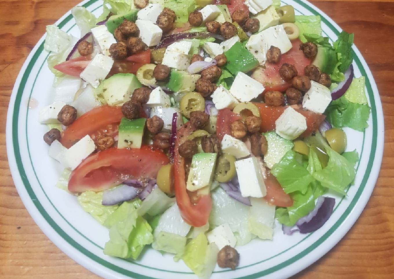 Ensalada mixta con queso y garbanzos tostados