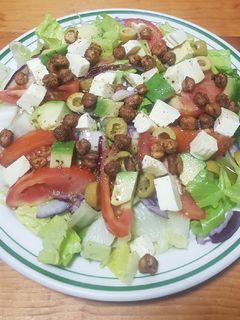 Una foto de Ensalada mixta con queso y garbanzos tostados