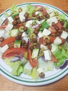 Una foto de Ensalada mixta con queso y garbanzos tostados