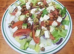 Una foto de Ensalada mixta con queso y garbanzos tostados
