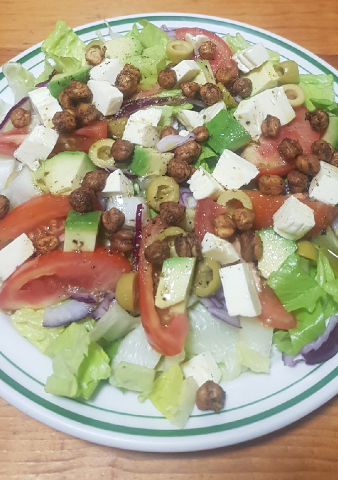 Una foto de Ensalada mixta con queso y garbanzos tostados