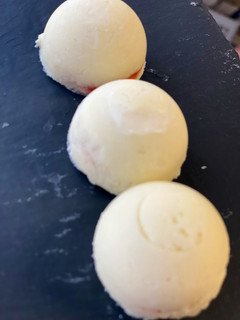Una foto de Esferas de queso rellenas de mermelada de tomate